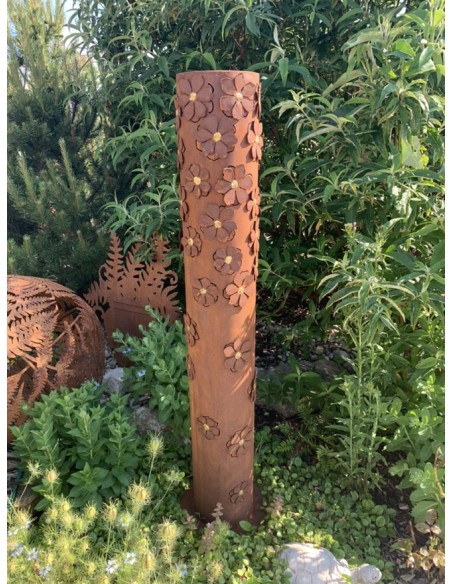 runde Rostsäulen Dekosäule Blütentraum, Säule mit aufgesetzten Blüten Höhe 148cm 
Schmale Rost-Säule mit aufgesetzten Goldblüte