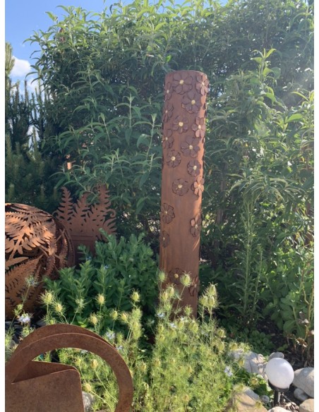 runde Rostsäulen Dekosäule Blütentraum, Säule mit aufgesetzten Blüten Höhe 148cm 
Schmale Rost-Säule mit aufgesetzten Goldblüte