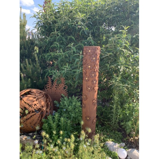 runde Rostsäulen Dekosäule Blütentraum, Säule mit aufgesetzten Blüten Höhe 148cm 
Schmale Rost-Säule mit aufgesetzten Goldblüte