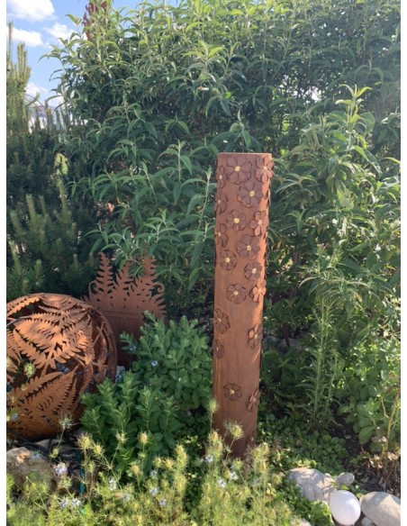 runde Rostsäulen Dekosäule Blütentraum, Säule mit aufgesetzten Blüten Höhe 148cm 
Schmale Rost-Säule mit aufgesetzten Goldblüte