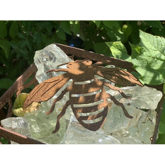 Käfer - Biene und Co als Gartendeko Figuren XL Deko Biene gebogen Metall - 20 cm breit 
Breite 20 cm
Länge 13 cm
Diese Biene 