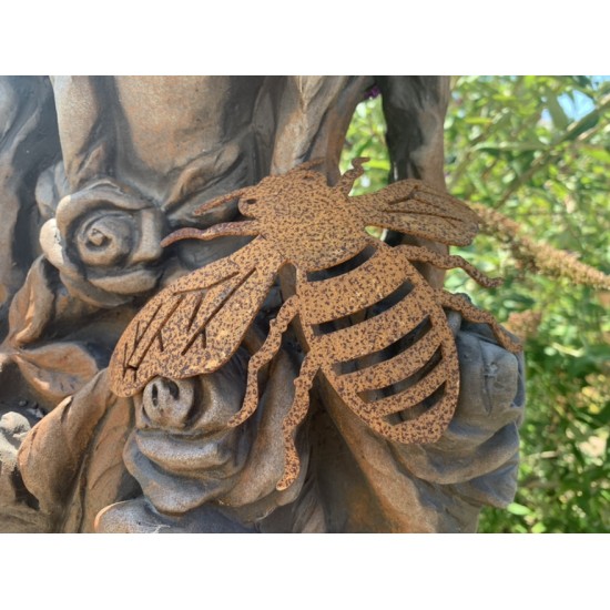 Käfer - Biene und Co als Gartendeko Figuren XL Deko Biene gebogen Metall - 20 cm breit 
Breite 20 cm
Länge 13 cm
Diese Biene 