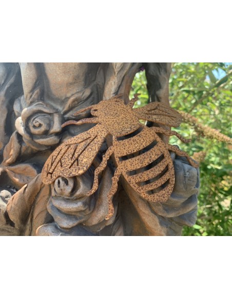 Käfer - Biene und Co als Gartendeko Figuren XL Deko Biene gebogen Metall - 20 cm breit 
Breite 20 cm
Länge 13 cm
Diese Biene 