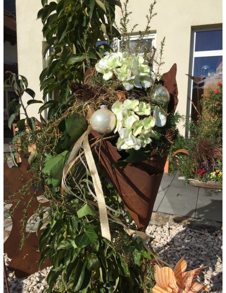 Gartenstecker zum Bepflanzen Rost Metalltüte 30 cm hoch auf Stab - Gartenfackel und Pflanztüte 
lässt sich bepflanzen oder z.b.