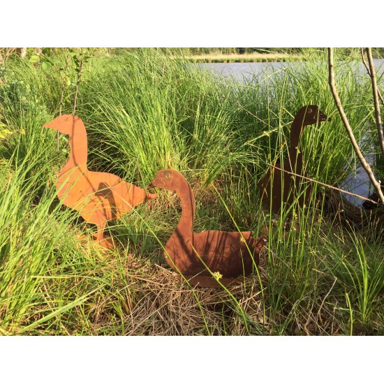 Enten und Gänse Deko Gans seitlich sitzend als Gartenstecker - Höhe 46 cm 
Ansicht seitlich sitzend mit kurzem Stab
Ganshöhe 4