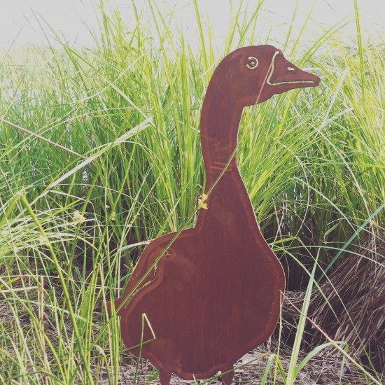 Enten und Gänse Deko Gans Metall - stehend von Vorne 60 cm hoch Diese lustige Ente scheint direkt in Deinen Garten watscheln zu
