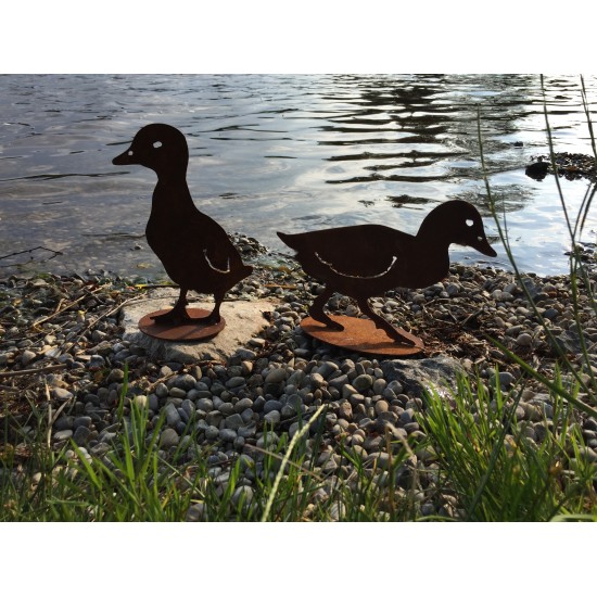 Enten Enten Küken seitlich, gehend Höhe: 18cm
Breite 24 cm
mit Bodenplatte zum Hinstellen
