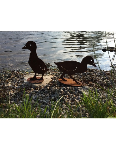 Enten Enten Küken seitlich, gehend Höhe: 18cm
Breite 24 cm
mit Bodenplatte zum Hinstellen
