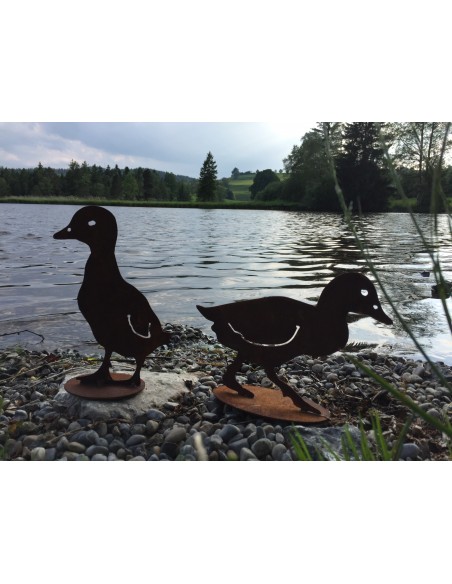 Enten Enten Küken seitlich, gehend Höhe: 18cm
Breite 24 cm
mit Bodenplatte zum Hinstellen
