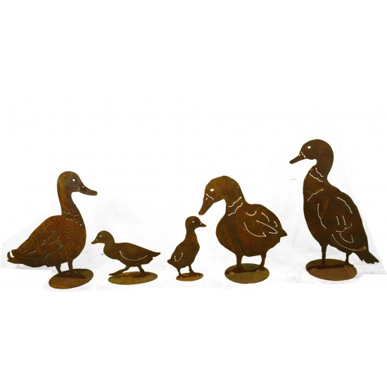 Enten Enten Küken seitlich, gehend 24 cm breit 
Höhe: 18cm
Breite 24 cm
mit Bodenplatte zum Hinstellen
