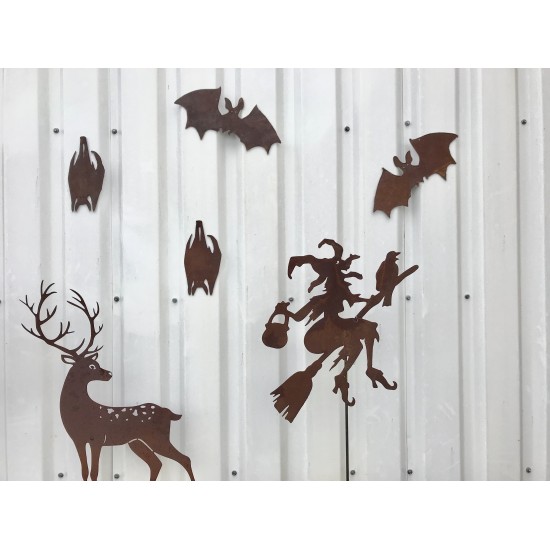 Hexen, Elfen, Drachen und Mystisches Gartenstecker Hexe Waltraud mit Rabe und Kessel 60 cm - Stab 120 cm 
Da fliegt unsere Walt