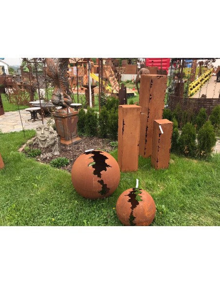 30 cm Kugeln Edelrost Kugel - Gravina - Ø 30 cm mit langem Riss oben, unten große Öffnung für Strahler zur Beleuchtung, Die Edel