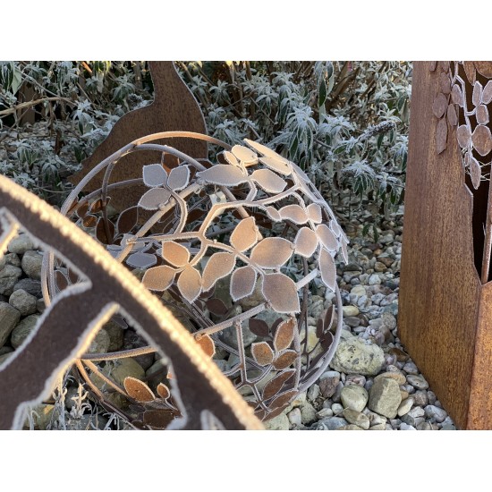 50 cm Dekokugeln in Rost Optik Rost Gartenkugel mit Blättern - außen + innen - Ø 50 cm 
Ø 50 cm
aufwändig gearbeitete Dekokuge