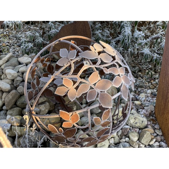 50 cm Dekokugeln in Rost Optik Rost Gartenkugel mit Blättern - außen + innen - Ø 50 cm 
Ø 50 cm
aufwändig gearbeitete Dekokuge