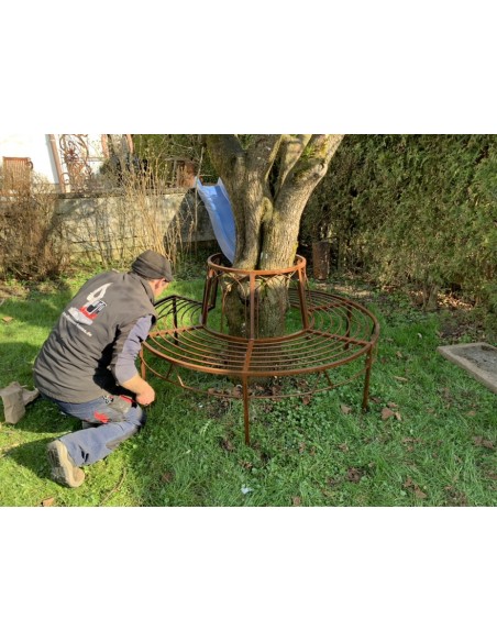Sehr stabile Metall Baumbank für große Bäume aus Volleisen mit Edelrost Patina