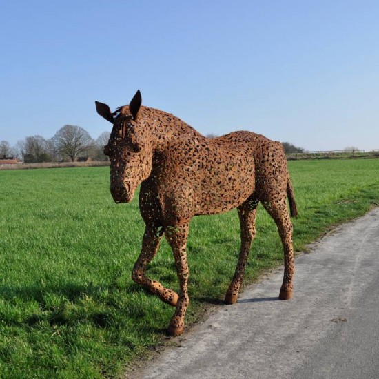 Start Pferde Skulptur - Mick - 250 cm lang 
Länge 250 cm
Breite 60 cm
Höhe 180 cm
Gewicht 58 kg
