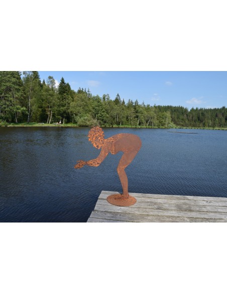 Gartenteich Berta - Edelrost Badefigur 95 cm hoch auf Platte Die Schwimmerin Berta hüpft in den Badeteich. In Sprungstellung mit