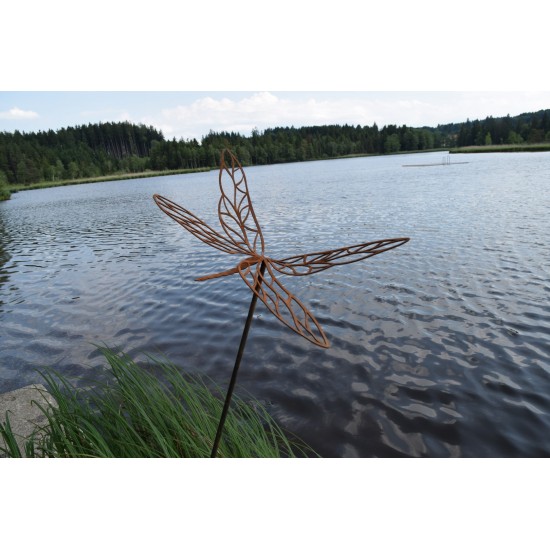 Gartenstecker Libelle fliegend auf dem Wasser