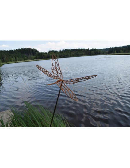 Gartenstecker Libelle fliegend auf dem Wasser