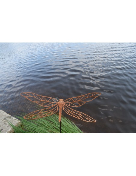 Fliegende Perspektive Libelle Gartenstecker