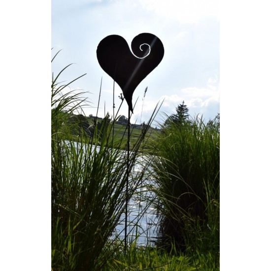 Gartenstecker Herz Herz Curl Stecker Höhe 18 cm - Stab 60 cm 
Höhe vom Herz 18 cm 
Gesamthöhe incl Stab 60 cm