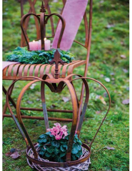 Deko Kronen aus Metall XL Deko Krone aus Metall mit Lilienspitze Höhe 52 cm 
Die große Deko Krone aus Metall für den Garten ist