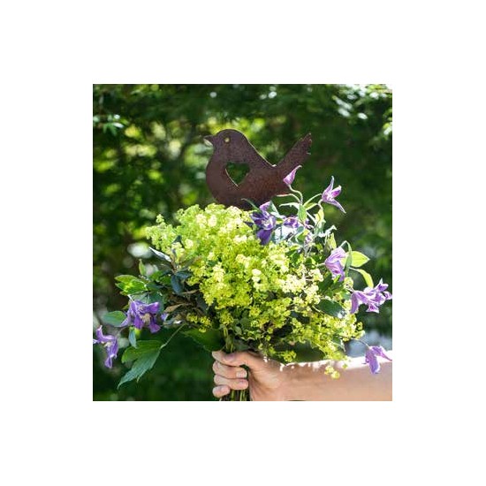 Vögelchen mit Herz für Meisenknödel als Gartenstecker 
Höhe 20 cm
Breite 26 cm
Stablänge 120 cm