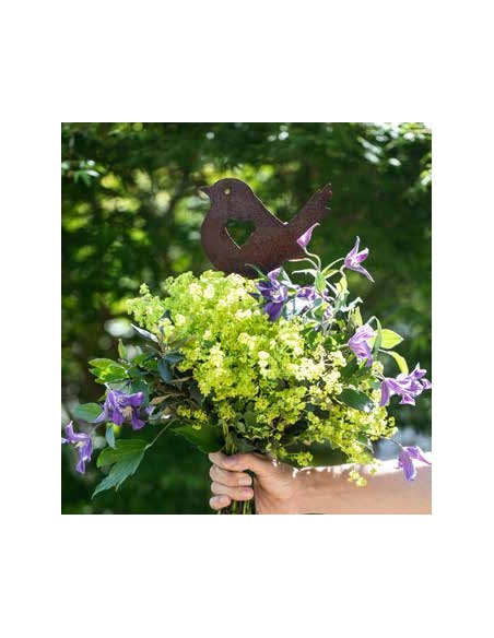 Vögelchen mit Herz für Meisenknödel als Gartenstecker 
Höhe 20 cm
Breite 26 cm
Stablänge 120 cm