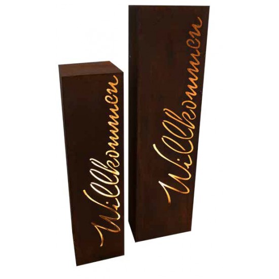 Säule mit - Willkommen - Schriftzug Rückseite mit Kabelloch 
Höhe 100 cm
Grundfläche 30x30 cm