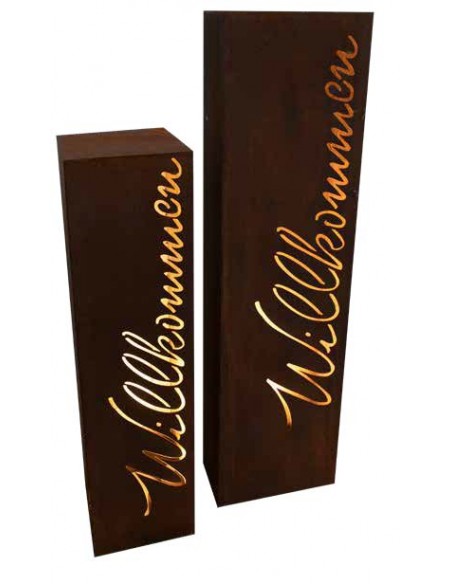 Säule mit - Willkommen - Schriftzug Rückseite mit Kabelloch 
Höhe 100 cm
Grundfläche 30x30 cm Säule mit - Willkommen - Schriftzug Rückseite mit Kabelloch 
Höhe 100 cm
Grundfläche 30x30 cm