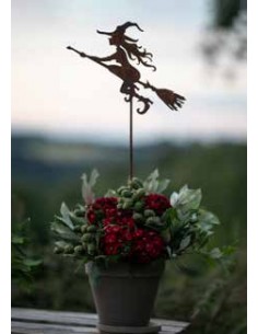 Fliegende Hexe als Gartenstecker 
Höhe 18 cm
Breite 18 cm
Stablänge 30 cm