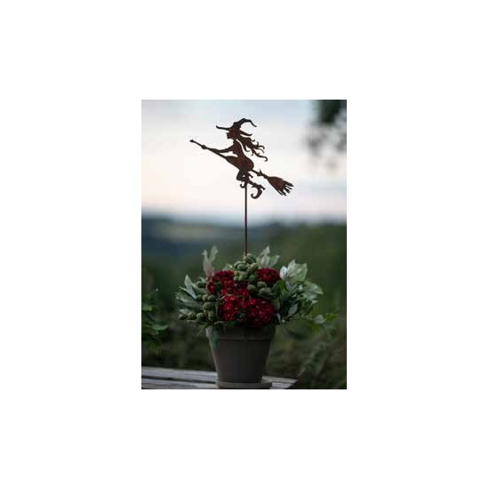 Fliegende Hexe als Gartenstecker 
Höhe 18 cm
Breite 18 cm
Stablänge 30 cm