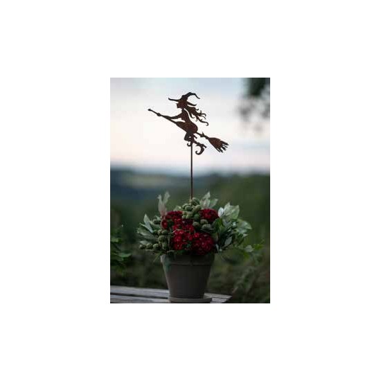 Fliegende Hexe als Gartenstecker 
Höhe 18 cm
Breite 18 cm
Stablänge 30 cm