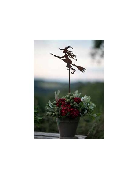 Fliegende Hexe als Gartenstecker 
Höhe 18 cm
Breite 18 cm
Stablänge 30 cm