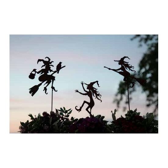 Fliegende Hexe als Gartenstecker 
Höhe 18 cm
Breite 18 cm
Stablänge 30 cm