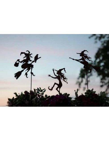 Fliegende Hexe als Gartenstecker 
Höhe 18 cm
Breite 18 cm
Stablänge 30 cm