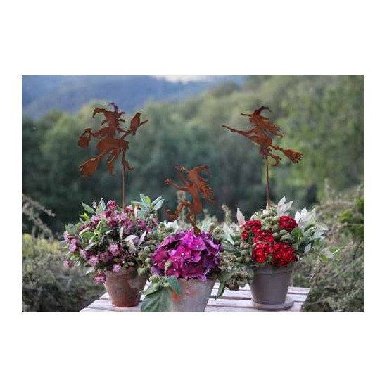 Fliegende Hexe als Gartenstecker 
Höhe 18 cm
Breite 18 cm
Stablänge 30 cm