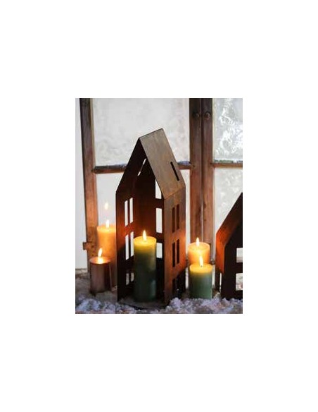 Hohes Haus mit schmalen Fenstern