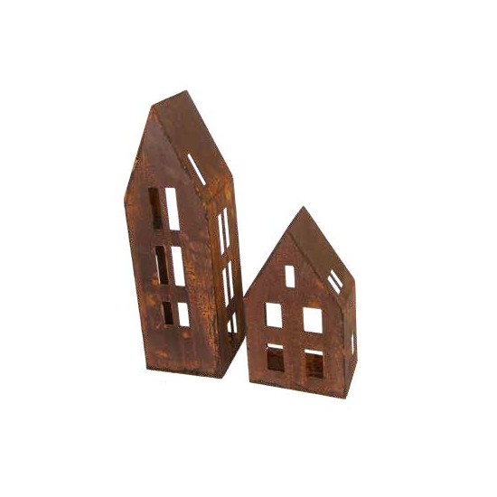 Hohes Haus mit schmalen Fenstern