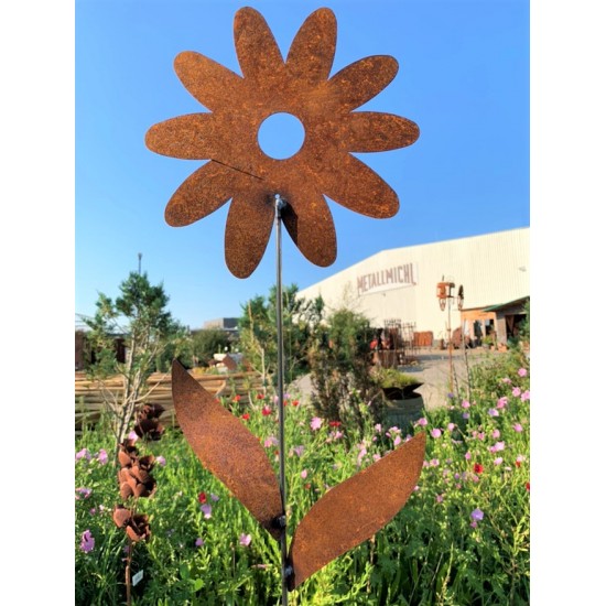 Sommerblume zum Stecken für den Sommer. Sommerliche Deko Blüte Sonnenblumen im Blumenbeet