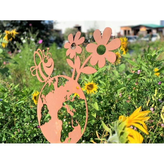 Biene Gartenstecker umkreist die Welt - fröhliche Biene auf einer Blumenwiese