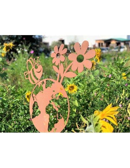 Biene Gartenstecker umkreist die Welt - fröhliche Biene auf einer Blumenwiese