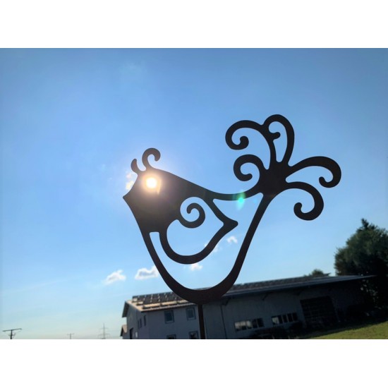 Vogel Deko Gartenstecker Vögelchen aus Metall Sonnenlicht - vor Gebäude