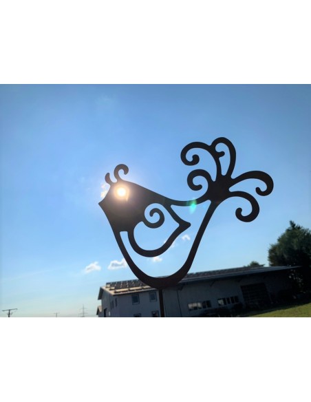 Vogel Deko Gartenstecker Vögelchen aus Metall Sonnenlicht - vor Gebäude