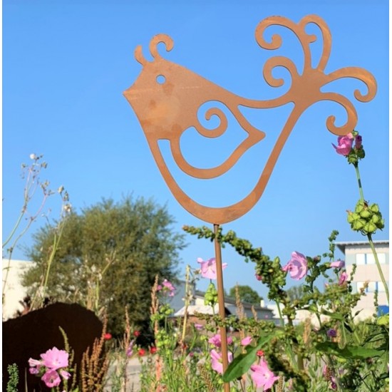 Vogel als Gartenstecker Vögelchen aus Metall auf Blumenwiese