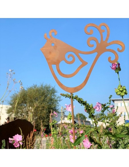 Vogel als Gartenstecker Vögelchen aus Metall auf Blumenwiese