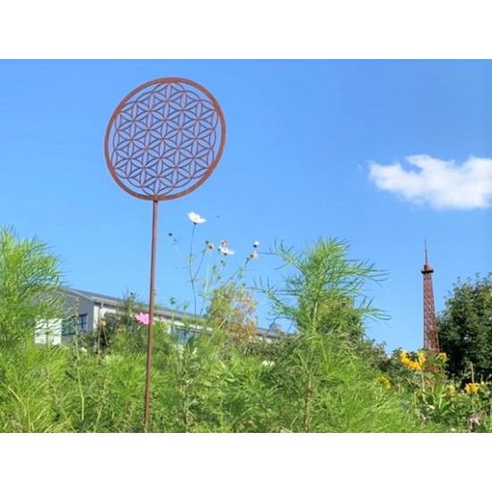 Gartenstecker aus Edelrost kein Cortenstahl - Kein Edelstahl mit Symbo der Blume des Lebens vor einem blauen Himmel