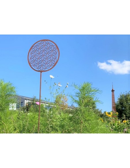 Gartenstecker aus Edelrost kein Cortenstahl - Kein Edelstahl mit Symbo der Blume des Lebens vor einem blauen Himmel