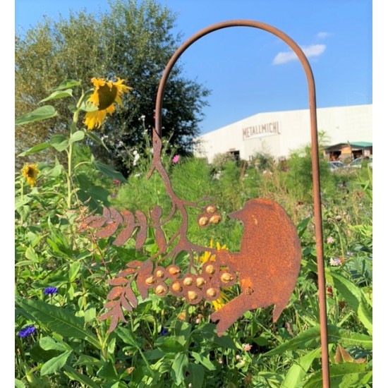 Vogel auf Goldbeerenast - hängend als Gartenstecker