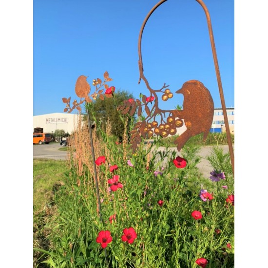 Gartendeko Rost Goldbeerenast mit Vogel hängend als Gartenstecker auf Blumenwiese
